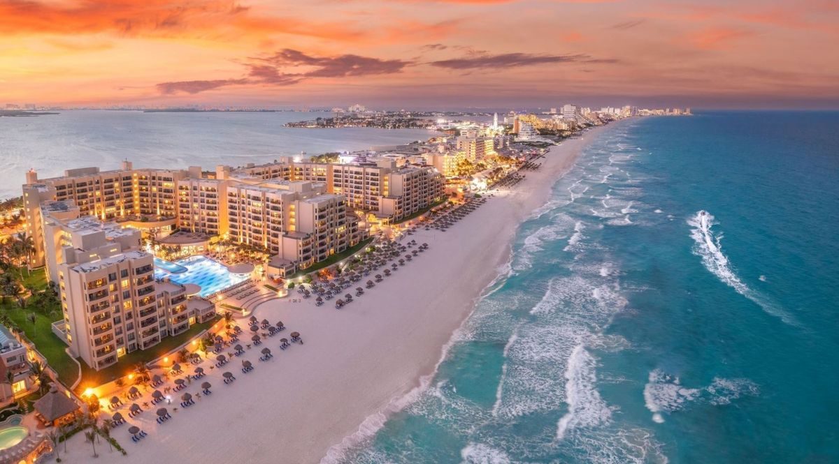Vista aérea de la zona hotelera de Cancún al atardecer